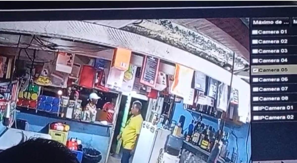 Câmeras de segurança no local registraram momento em que a vítima, de boné branco, foi atingida com um disparo na nuca (Foto/PMMG/Divulgação)