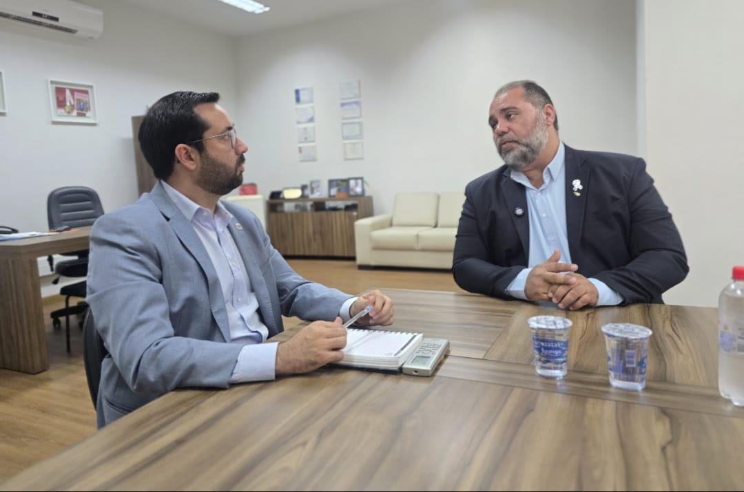 Túlio troca experiências com o presidente da Câmara, Raphael Rios (Foto/Divulgação)