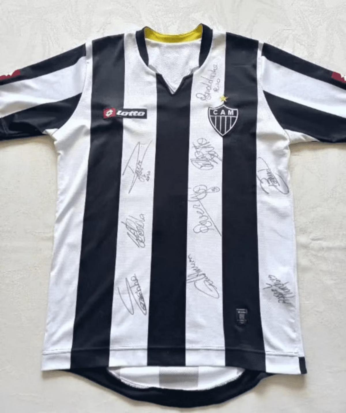 Camisa do Galo autografada por campeões da Libertadores de 2013 que está sendo rifada pela família da pequena Ayla (Foto/Arquivo pessoal)