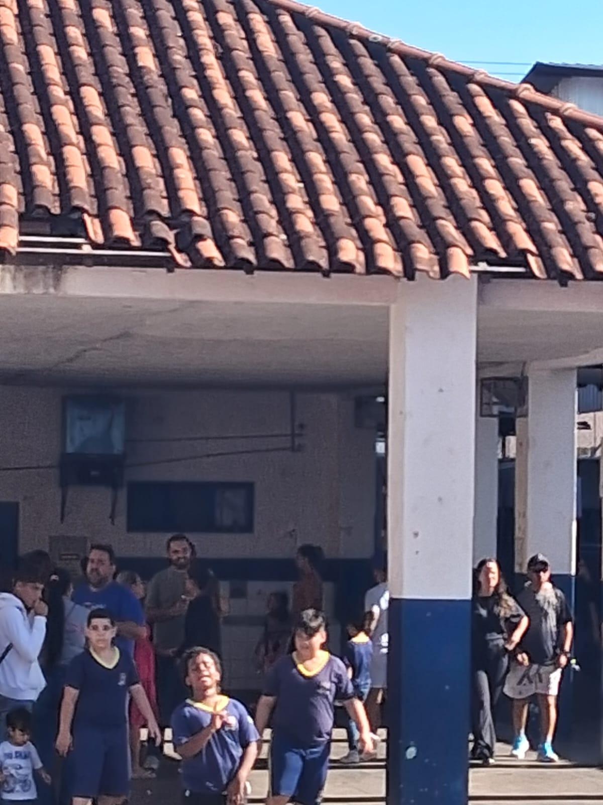 Um vídeo encaminhado por uma mãe mostra a situação da cobertura e aponta a insegurança sentida pelos responsáveis (Foto/Reprodução)