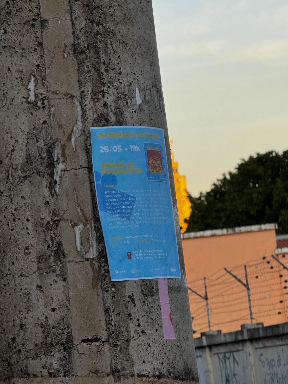 A fixação de cartazes em postes é uma prática proibida pelo Código de Posturas de Uberaba (Foto/Divulgação)