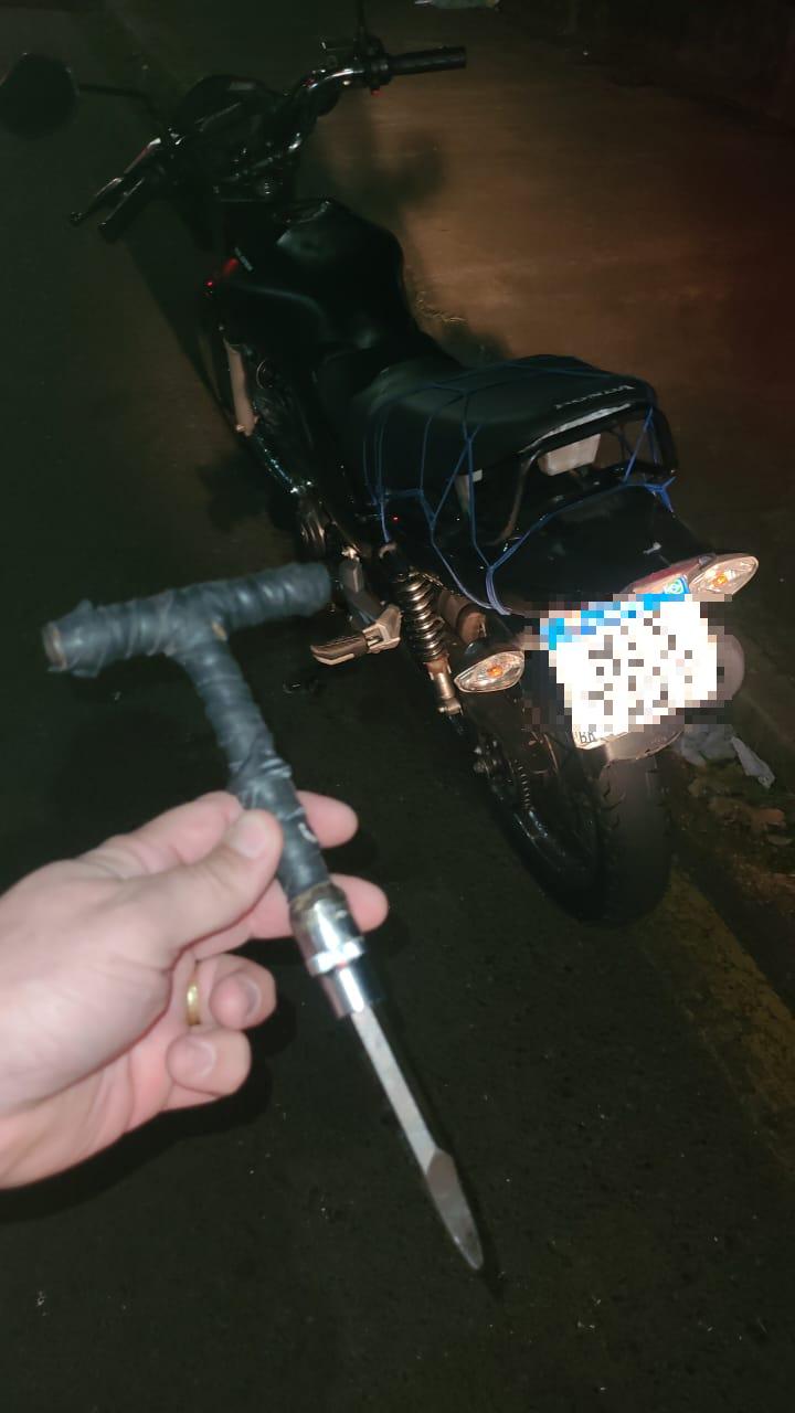 Com um dos suspeitos, os policiais encontraram um objeto comumente utilizado na prática de furtos. (Foto/Divulgação)