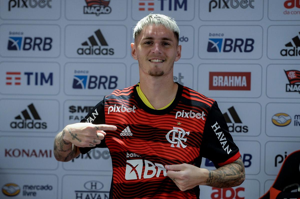 Em nova posição, Varela tem sidos um dos melhores jogadores do Flamengo nas últimas apresentações do clube (Foto/Guilherme Cortes)