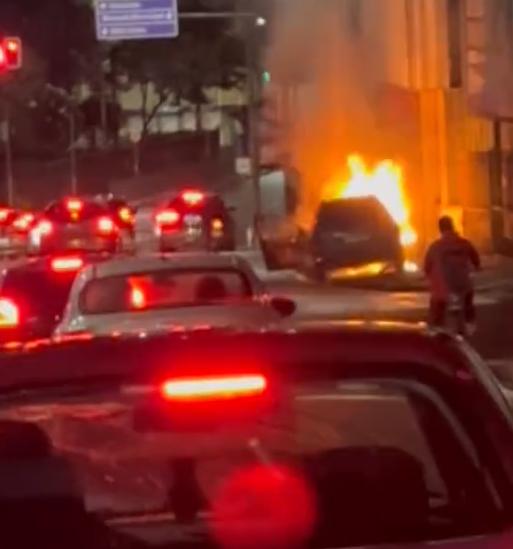 Testemunhas relataram que o condutor perdeu o controle da direção momentos antes da colisão, o que pode ter provocado o incêndio (Foto/Reprodução)