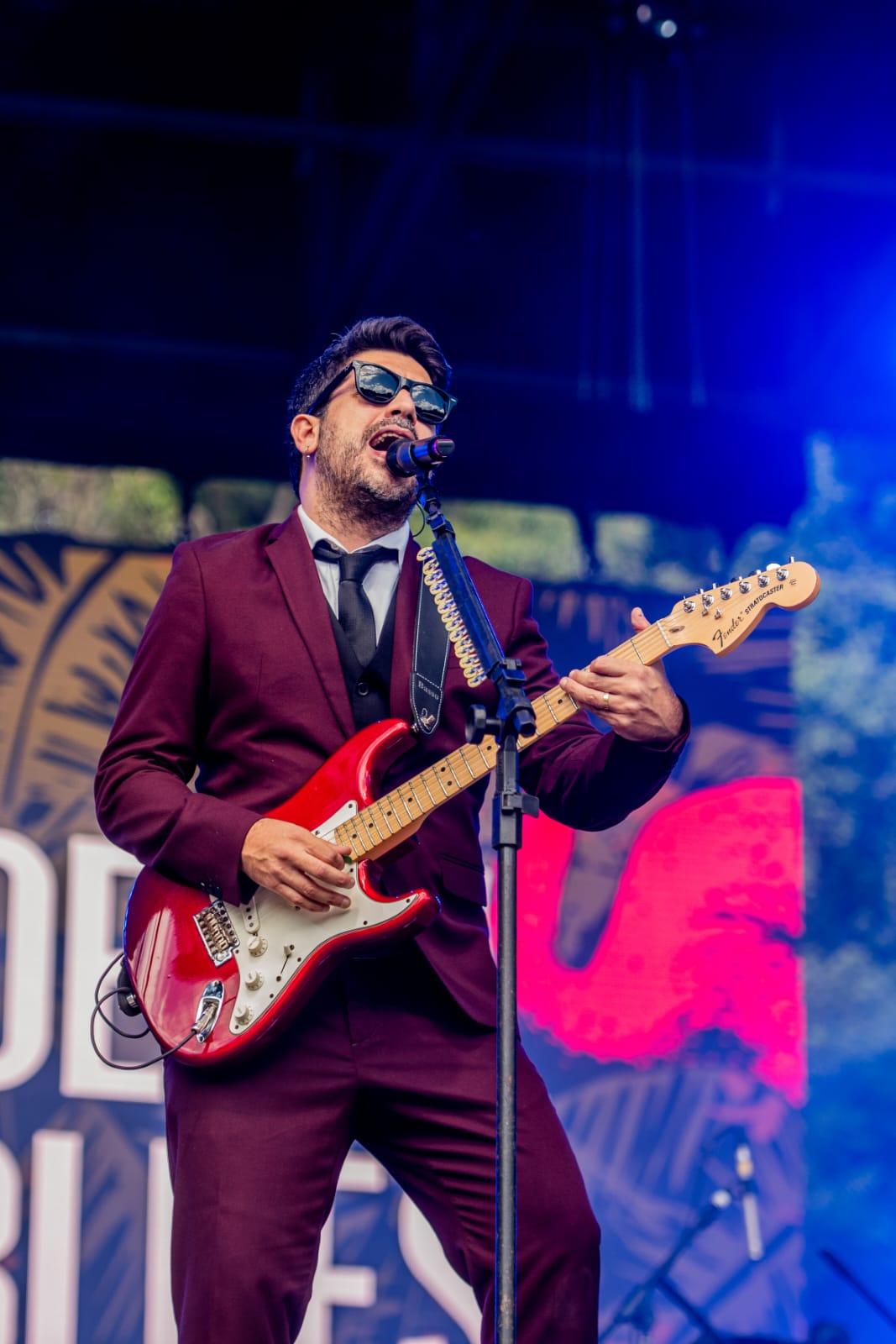 Cantor, compositor, guitarrista e produtor musical, Wilson Sideral traz a Uberaba seu projeto “tropical blues” e promete uma noite inesquecível para o público no Parque das Barrigudas (Foto/Arquivo)