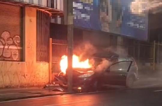 O carro foi completamente destruído pelas chamas e houve vazamento de combustíveis no local (Foto/Divulgação)