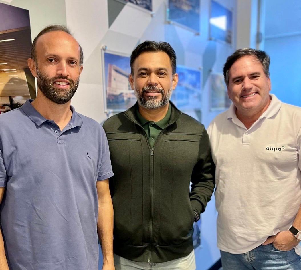 Os gerentes Daniel Araujo e Luís Fernando Gobbo, em nome do Shopping Uberaba, dão as boas-vindas ao empreendedor Jeferson Almeida, da Dolls (Foto/Divulgação)