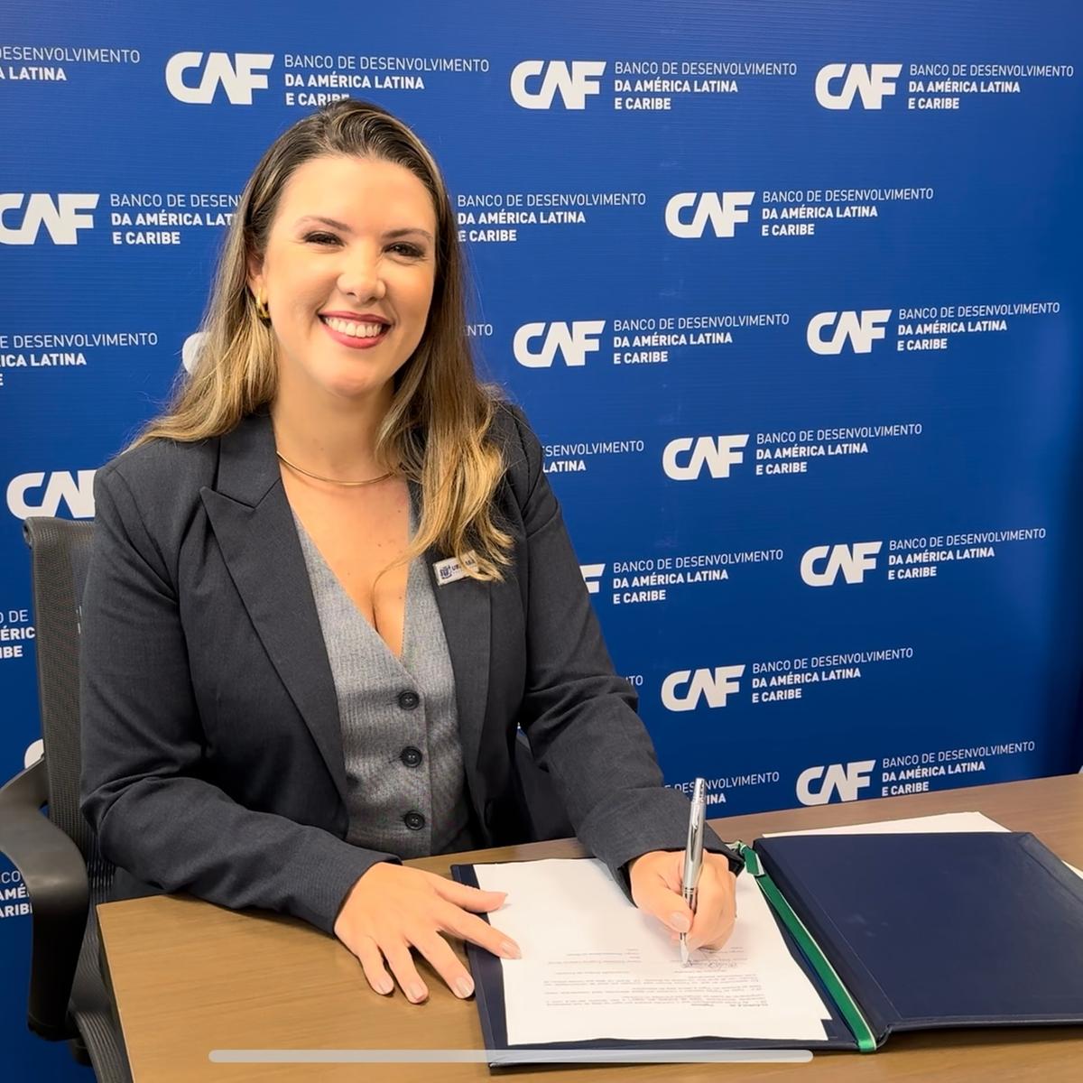 No fim de abril, a prefeita Elisa Araújo assinou o contrato de empréstimo de 72 milhões de dólares com o CAF (Foto/Divulgação)