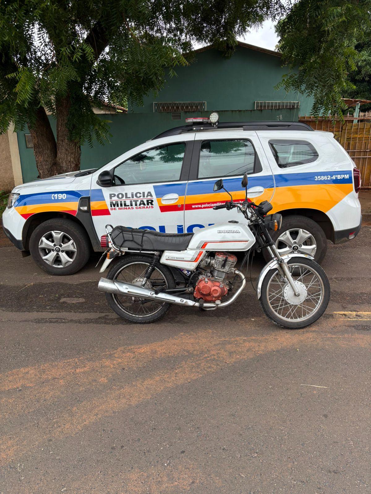 A moto apresentava indícios de adulteração nos sinais identificadores. (Foto/Divulgação)