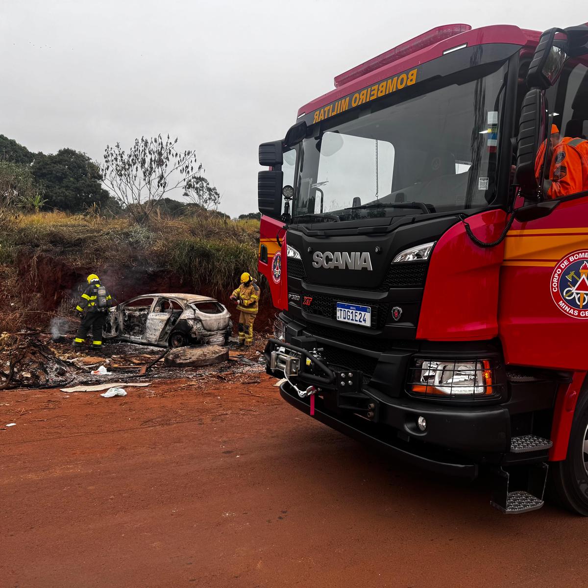 Segundo informações do Centro de Operações do Corpo de Bombeiros, o veículo incendiado possui registro de furto (Foto/Divulgação)