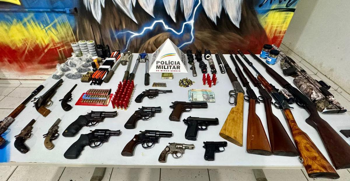 Armamentos foram encontrados em um imóvel (Foto/PMMG/DIVULGAÇÃO)