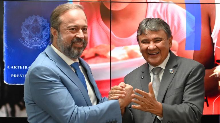 Alexandre Silveira e Wellington Dias discutem ampliação de benefícios por meio dos programas de acesso à energia e ao gás (Foto/Ricardo Botelho/MME)