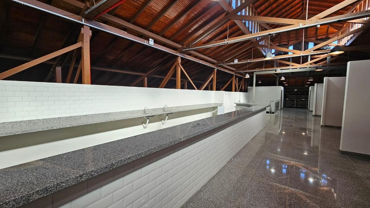 Estrutura no mezanino do Mercado Municipal está desocupada desde o ano passado e agora está aberta licitação para a concessão com recebimento de propostas até o próximo dia 13  (Foto/Divulgação)