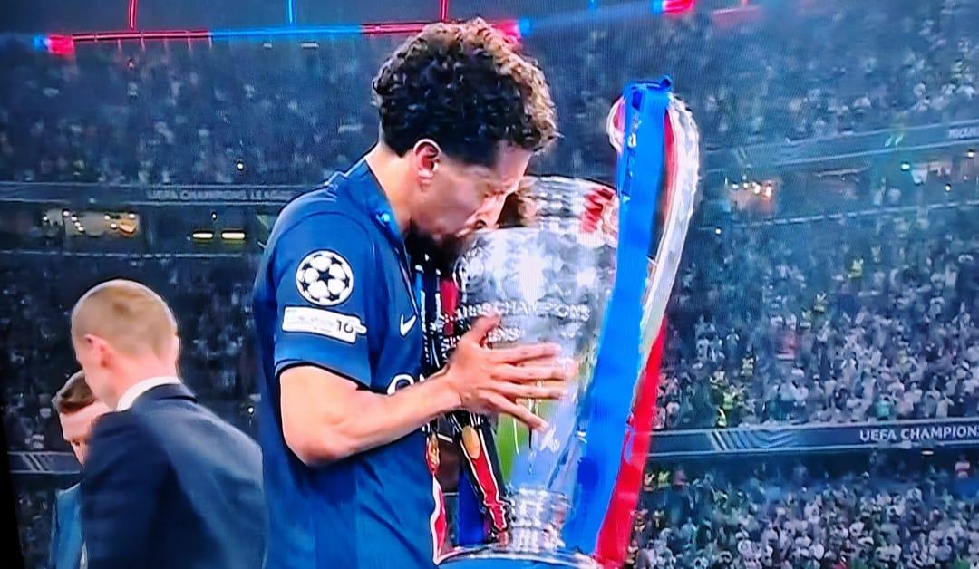 Marquinhos beija a taça mais cobiçada da Europa (Foto/Reprodução)