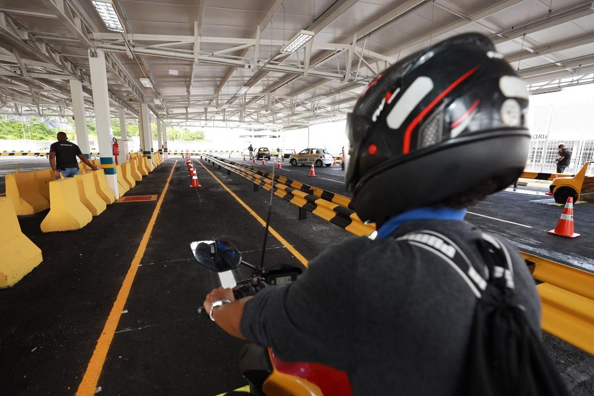 Quem for tirar a primeira habilitação para pilotar motos (categoria A) e carros (categoria B) terá que apresentar exame toxicológico com resultado negativo. A medida faz parte das novas regras aprovadas pelo Congresso para a obtenção da CNH (Foto: Feijão Almeida/GOVBA)