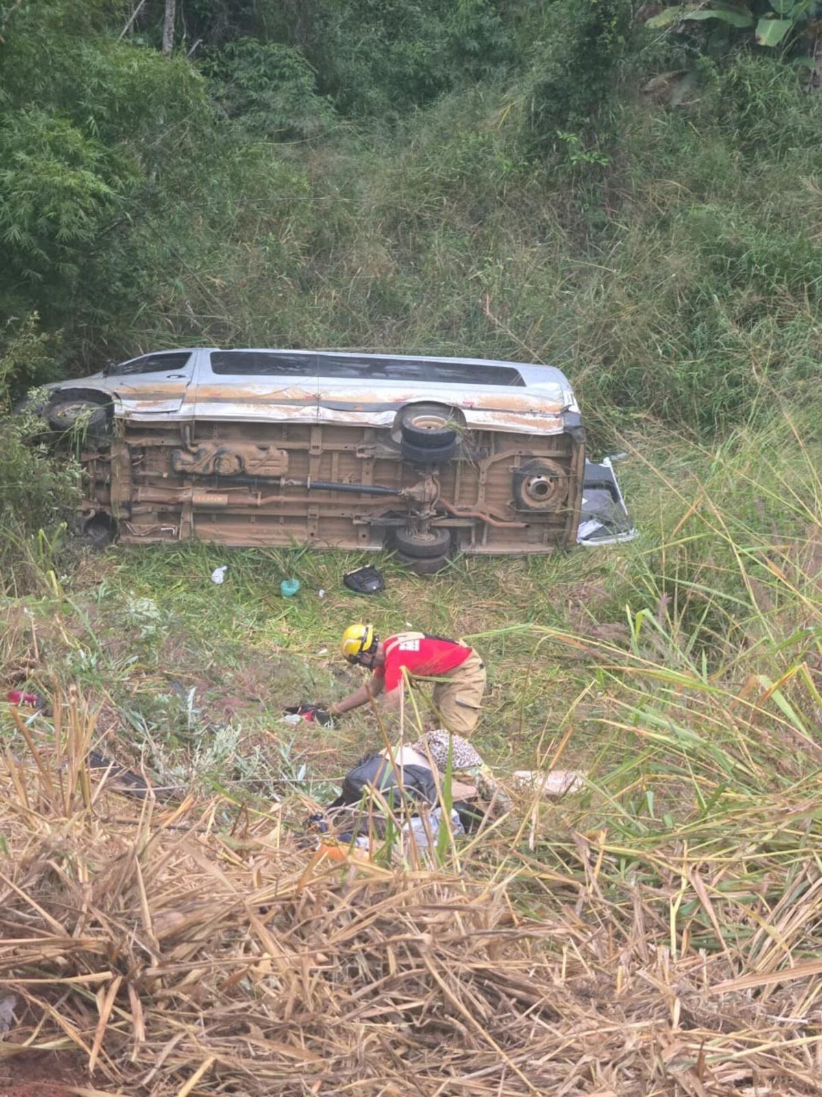Ao todo, quatro ambulâncias realizaram o atendimento às vítimas, de acordo com as informações do Corpo de Bombeiros (Foto: Corpo de Bombeiros/Divulgação)