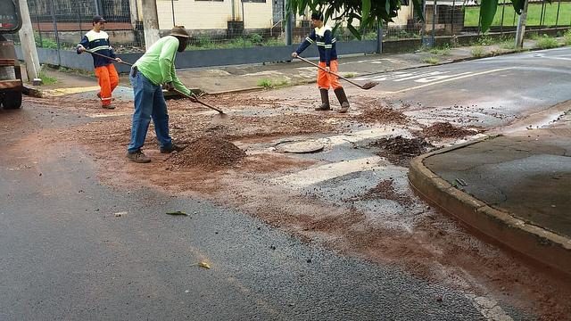 O programa “Cuidando do seu Bairro” iniciou 2026 em Uberaba com 104 serviços realizados em 35 bairros entre 23 de dezembro de 2025 e 8 de janeiro de 2026 (Foto: Divulgação PMU)