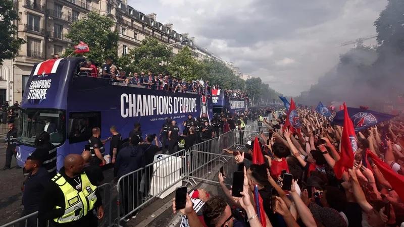 PSG retornou à Paris e foi recebido por uma celebração digna de campeão europeu (Foto/REUTERS/Christian Hartmann/Band)