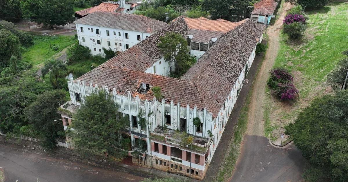 A prefeitura, que detém a posse do imóvel, agora estuda alternativas jurídicas para viabilizar uma nova tentativa de venda ou dar outro destino ao prédio (Foto/Reprodução/Prefeitura de Araxá)