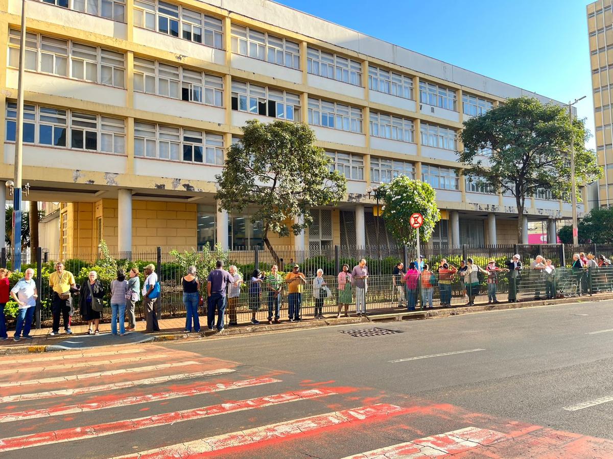 Antes mesmo das 9h, dezenas de idosos já se posicionavam em fila do lado de fora, esperando a abertura da agência central de Uberaba (Foto/Joana Prata)