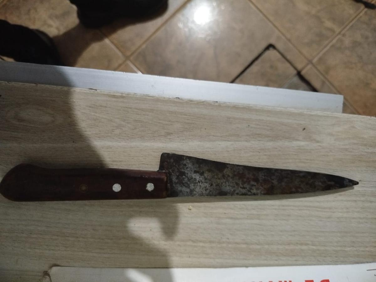 Todos os materiais apreendidos, incluindo a arma branca e a peça de roupa, foram recolhidos como provas. (Foto/Divulgação)