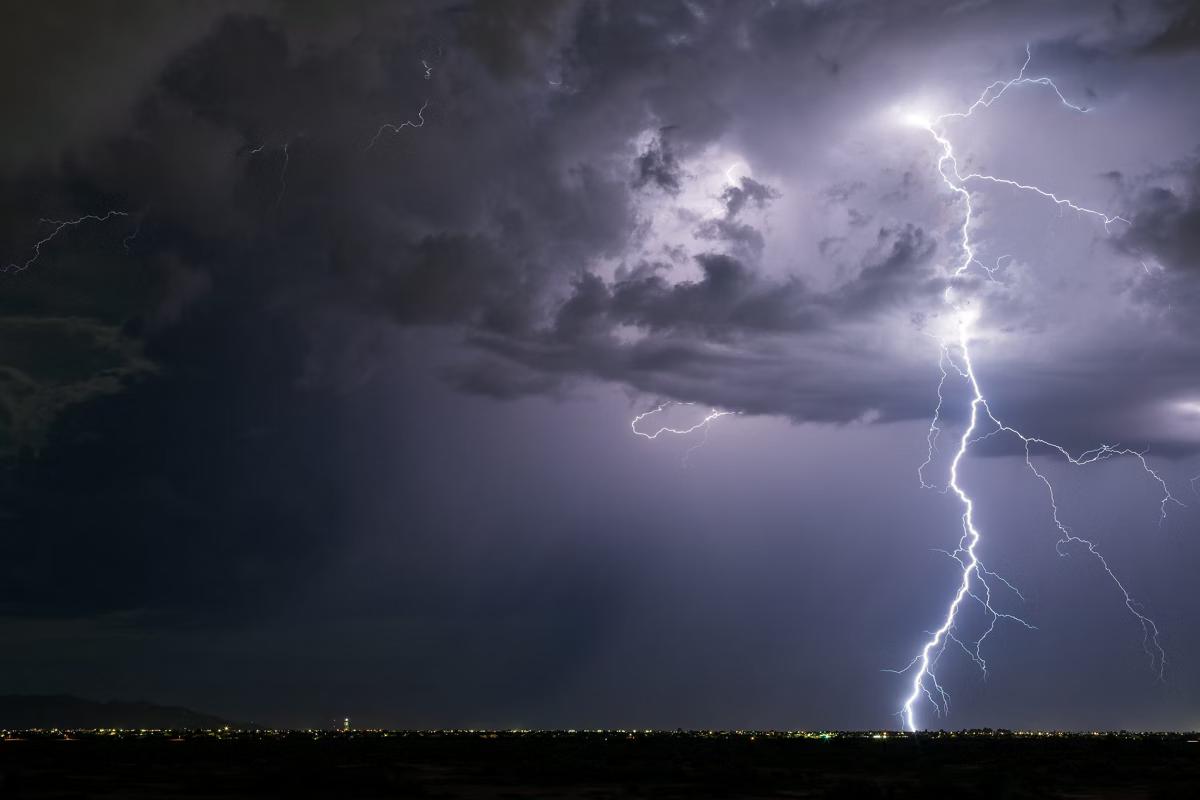 De acordo com o Climatempo, a chuva deve se concentrar principalmente no período entre 12h e 18h, o que pode coincidir com os horários de maior movimentação nas ruas (Foto/Reprodução)