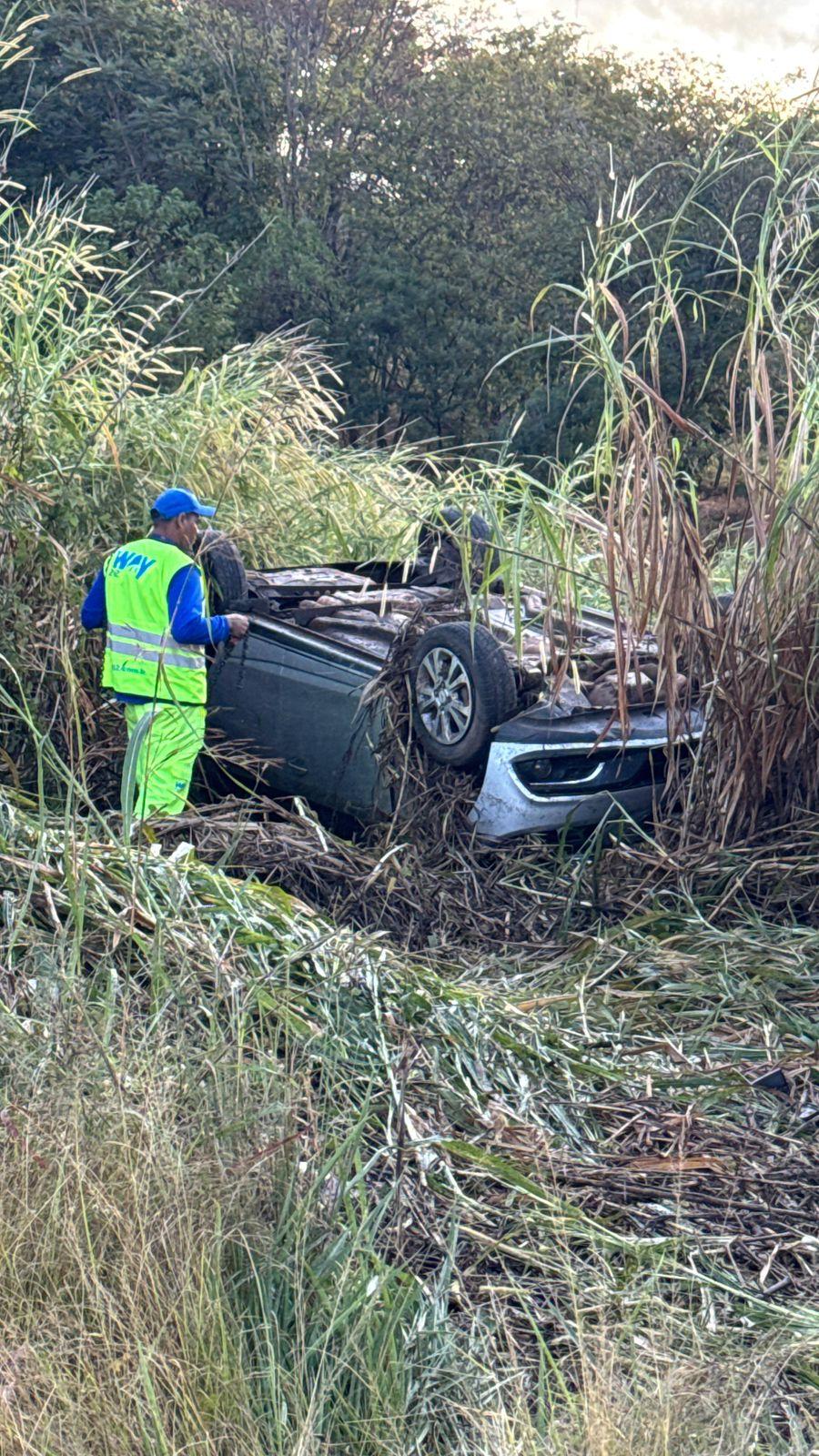 O carro caiu sobre o mato em uma ribanceira, ficando com as rodas para cima após a capotagem e teve perda total (Foto/Divulgação)