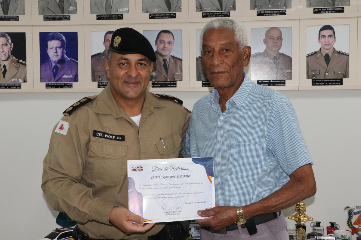 O coronel PM Rodrigo Wolf Luz, comandante da 5ªRPM, entregou homenagem ao mais antigo da guarnição de Uberaba, capitão QOR José Januário, pelo “Dia do Veterano” (Foto/Divulgação)