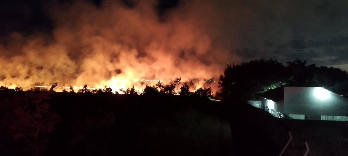 Após aproximadamente três horas de trabalho intenso, o incêndio foi totalmente controlado (Foto/Divulgação)