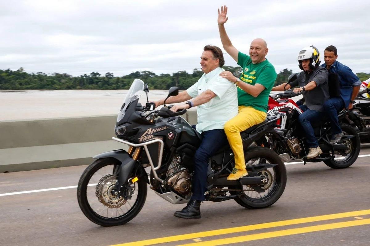 Luciano Hang em motociata com o então presidente Jair Bolsonaro (PL), que apoiou nas eleições de 2018 e 2022 (Foto/Reprodução/Rede social)