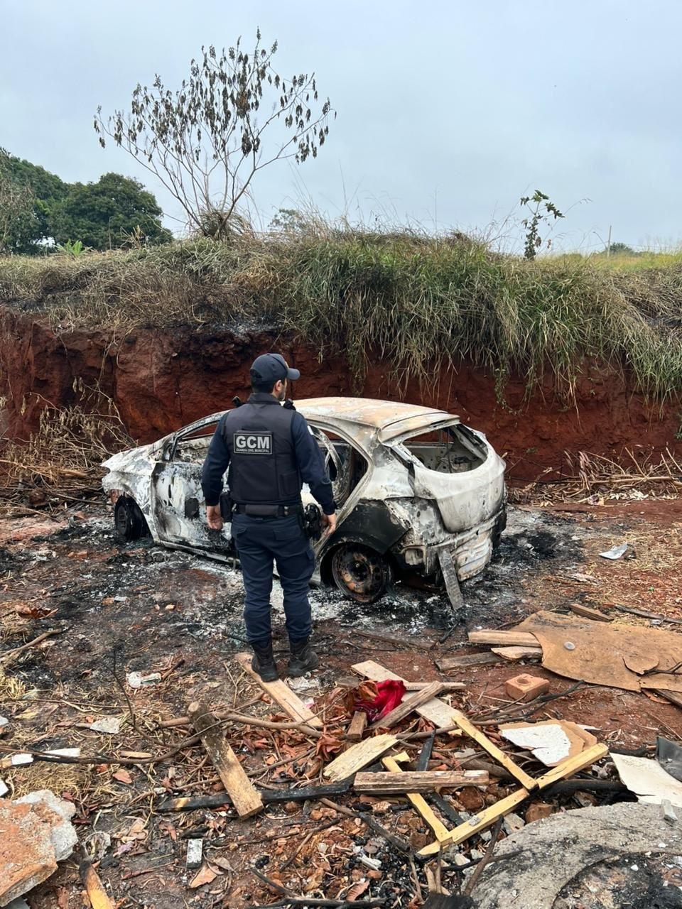 Agentes da Guarda Civil Municipal foram acionados e constataram se tratar de veículo furtado, que estava todo queimado  (Foto/Divulgação)