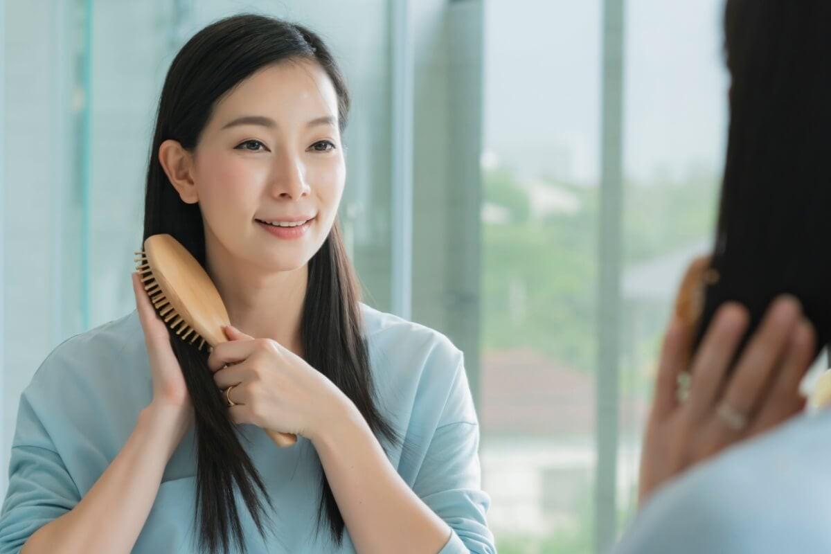 Os hábitos do inverno podem impactar a saúde do cabelo (Foto/WHYFRAME/Shutterstock)