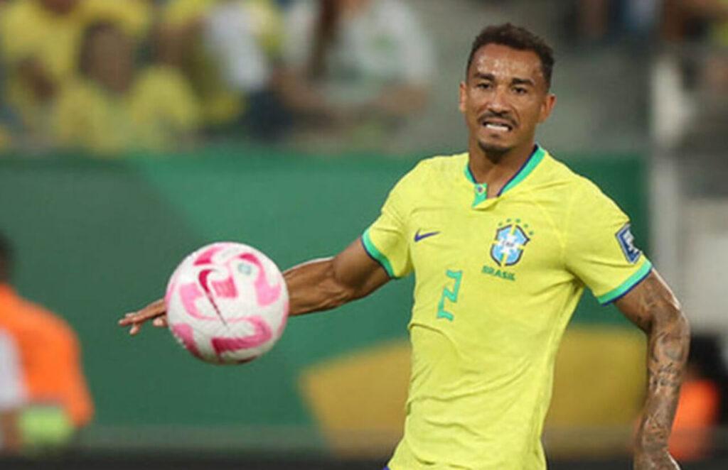 Conversando mais do que devia, o nosso capitão Danilo não acredita no seu time para o hexacampeonato do Brasil (Foto/Vitor Silva/CBF)