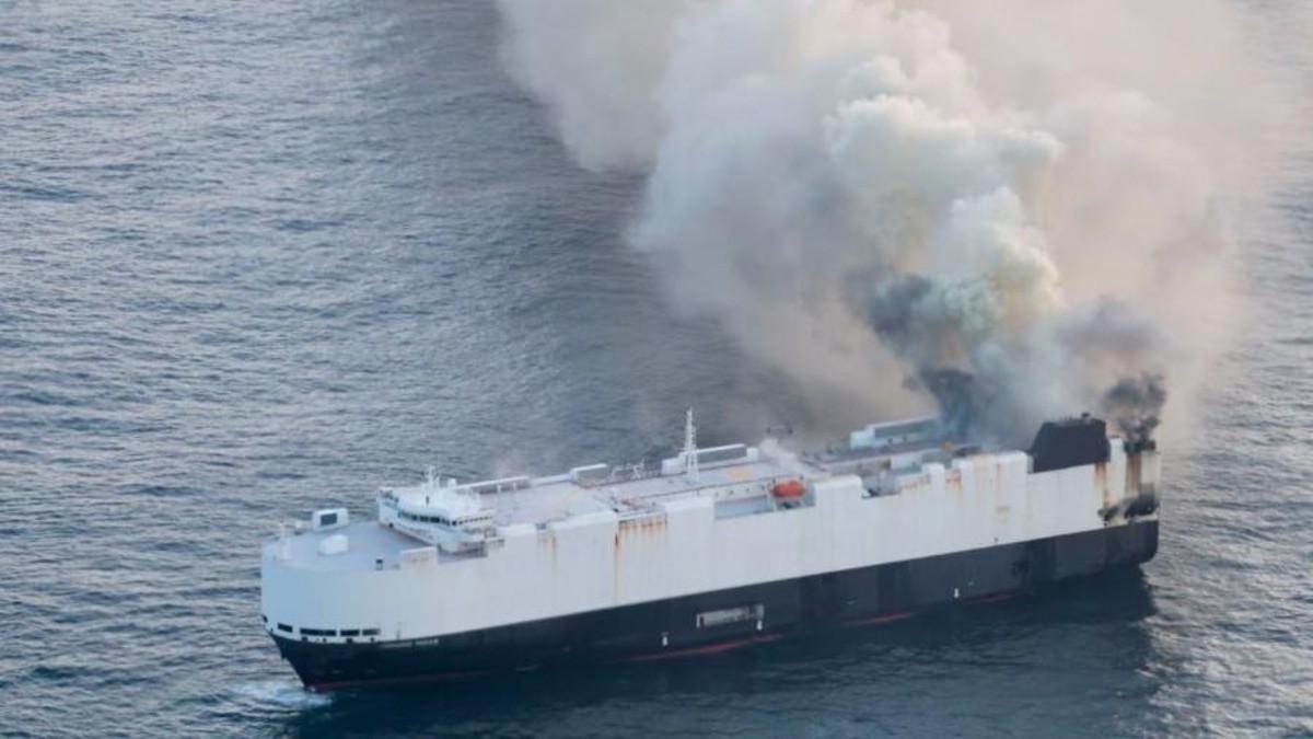 Cargueiro Morning Midas foi evacuado em chamas próximo à costa do Alasca com carros elétricos e híbridos provenientes da China (Foto/Divulgação/Guarda Costeira dos Estados Unidos)