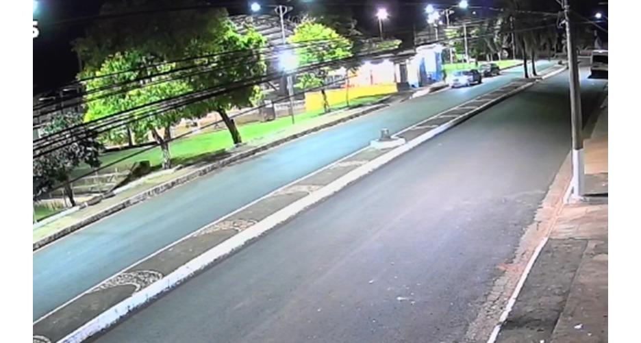 Câmeras de videomonitoramento da localidade registraram o momento da ação dos bandidos, que levaram dinheiro, celulares e até um veículo  (Foto/Reprodução)