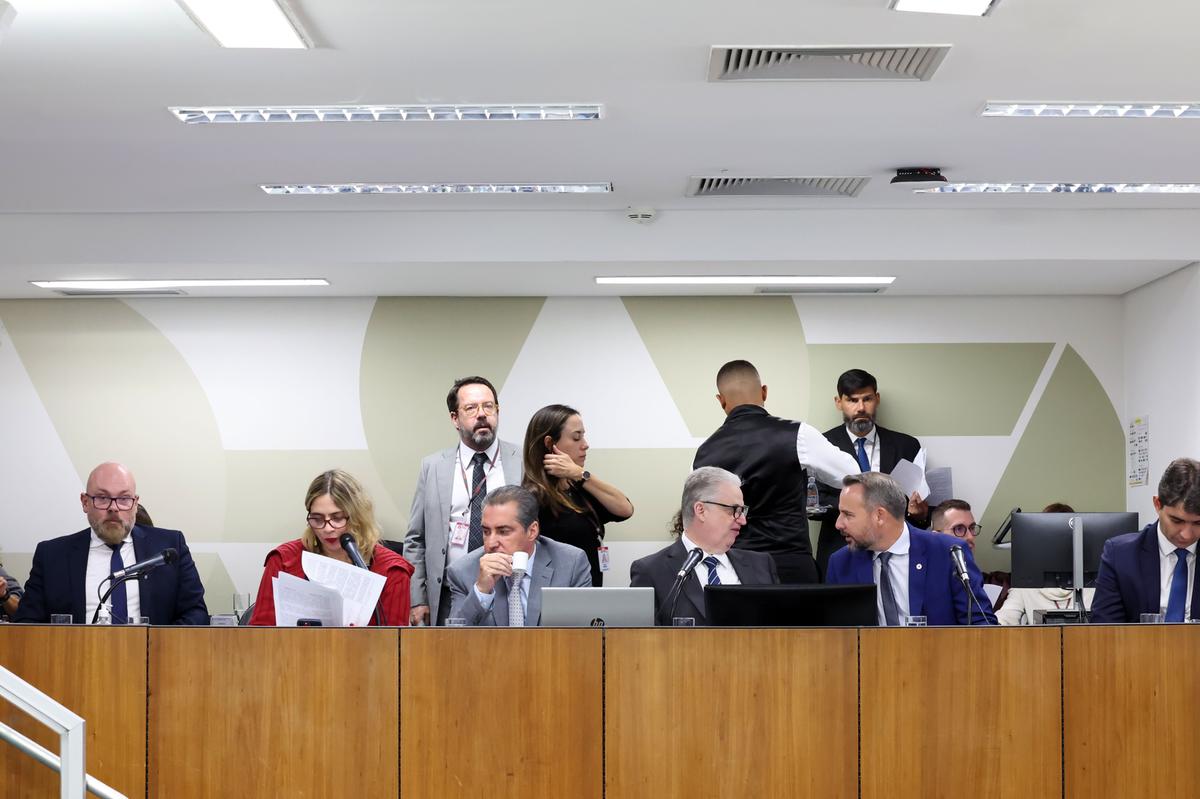 Comissão de Administração Pública reuniu-se ontem e aprovou em 1º turno parecer favorável ao projeto do governador (Foto/Willian Dias/ALMG)
