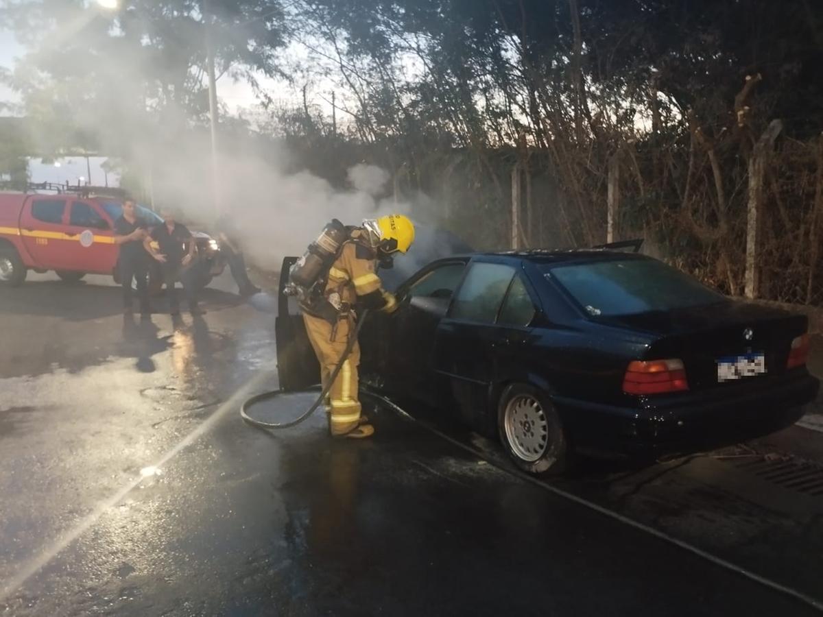 O fogo se concentrava na parte dianteira do carro, no compartimento do motor (Foto/Divulgação)