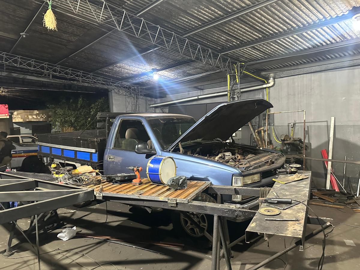 A caminhonete, equipada com sistema de rastreamento, foi localizada em tempo real estacionada dentro de uma serralheria. (Foto/Divulgação)