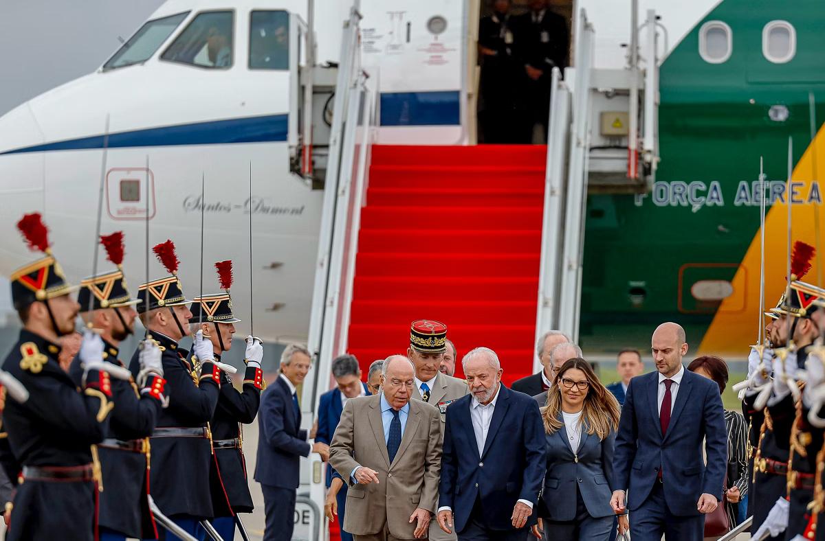Lula durante a chegada a Paris, no Pavilhão de Autoridades do Aeroporto Paris-Orly, na mais recente viagem internacional do presidente (Foto/Ricardo Stuckert/Presidência da República)