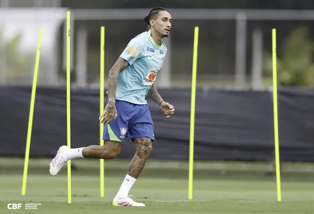 A volta de Raphinha pode provocar alterações importantes na formação ofensiva da Seleção Brasileira (Foto: Rafael Ribeiro – CBF)