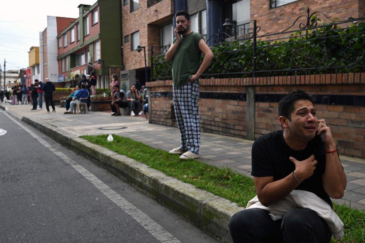 Durante o terremoto, pessoas saíram às ruas de Bogotá (Foto: aul ARBOLEDA / AFP)