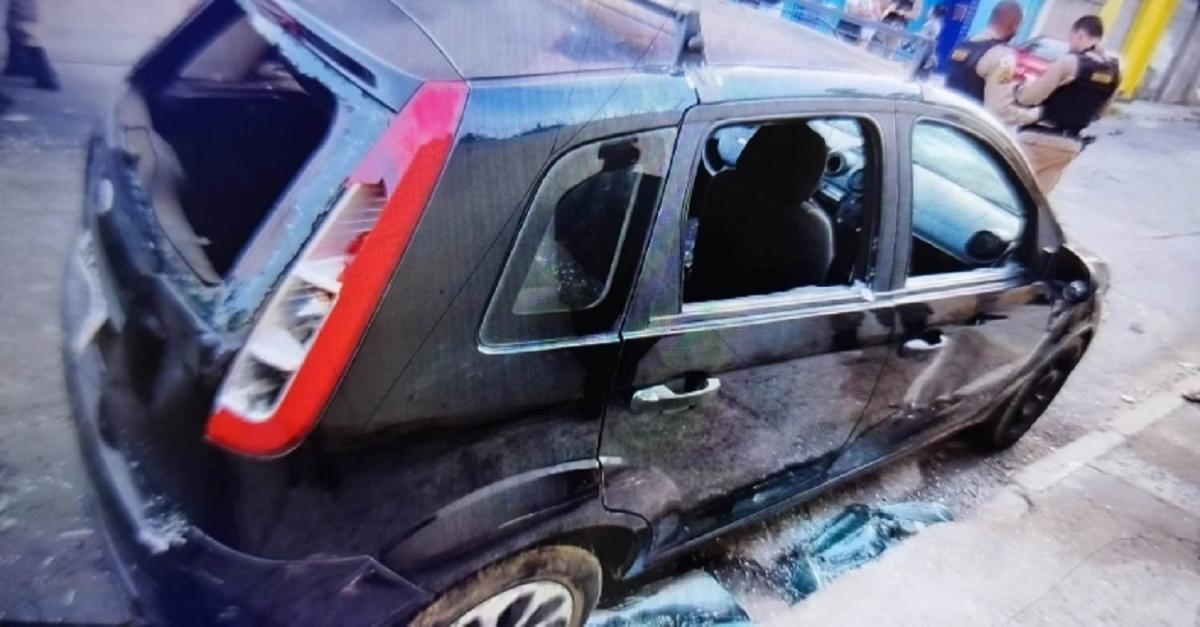 Suspeitos destruíram veículos de torcedores rivais (Foto: Divulgação / PM)