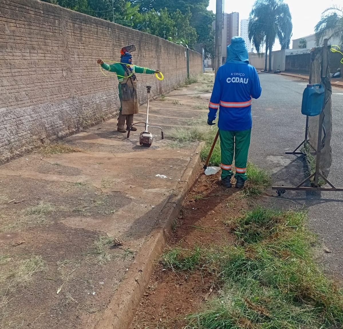 A programação de limpeza urbana inclui 30 bairros (Foto: Divulgação Codau)