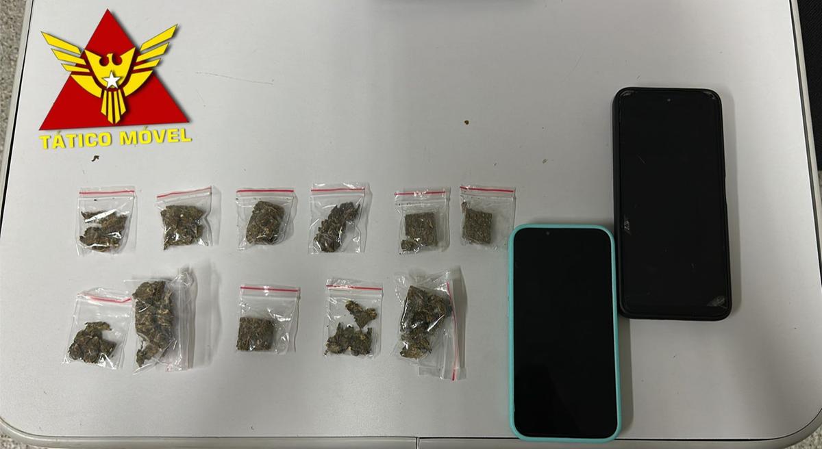 Durante a revista pessoal, foram encontradas 12 buchas de maconha e dois celulares, sendo um com registro de furto. (Foto/Divulgação)