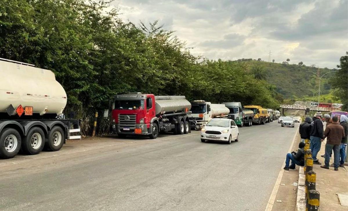 Caminhões estão parados próximo à base da Vibra Energia, em Betim (Foto/Sinditanque-MG/Divulgação)