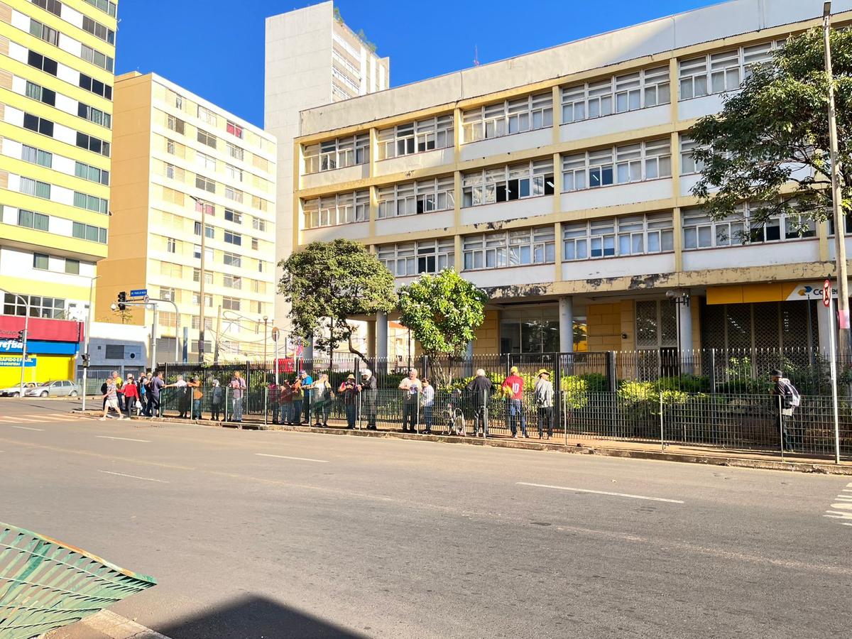 Antes da abertura da agência central, tem sido comum a formação de fila de aposentados e pensionistas do lado de fora  (Foto/Joanna Prata)