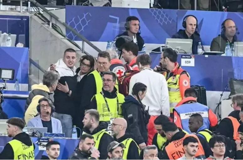O homem despencou do anel superior e caiu no setor inferior (Foto/Jogada 10)