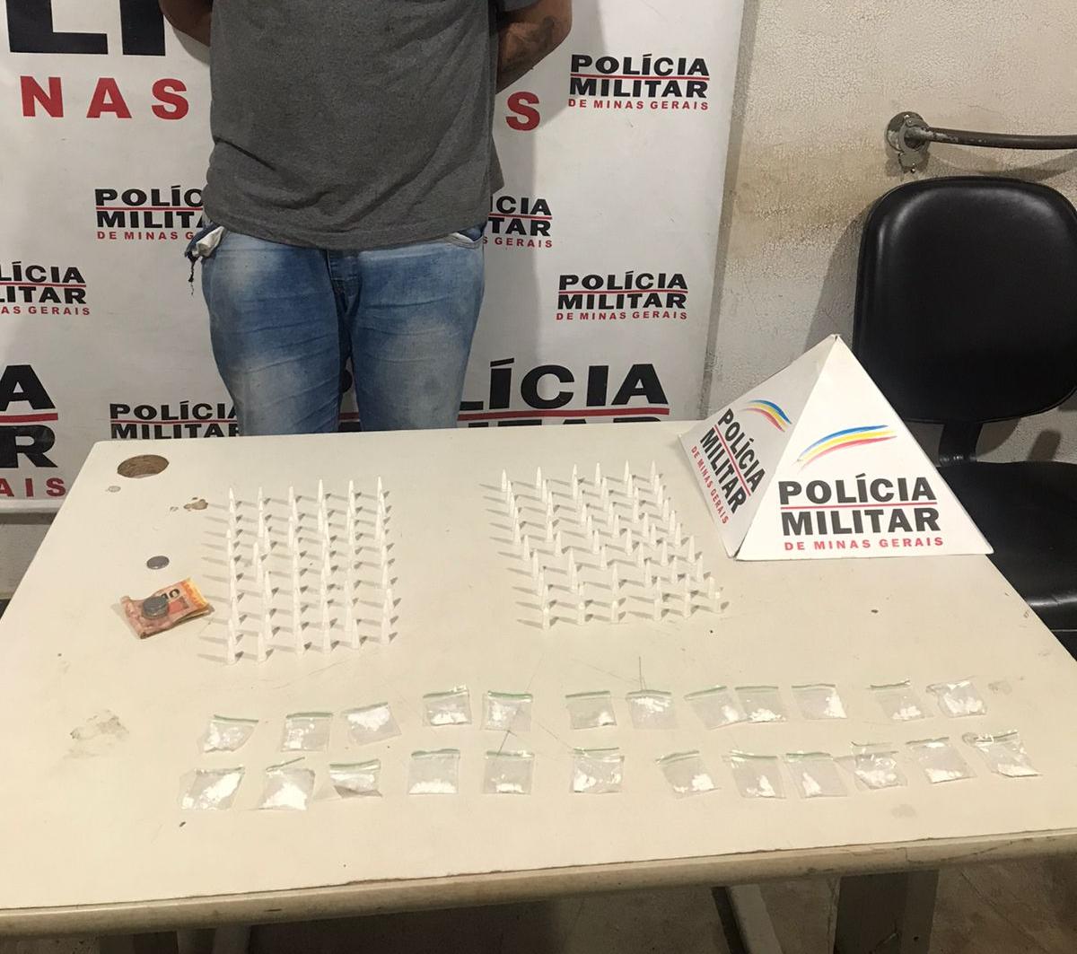 Na ação, foram apreendidos 120 pinos de cocaína e 24 escamas de peixe. (Foto/Divulgação)