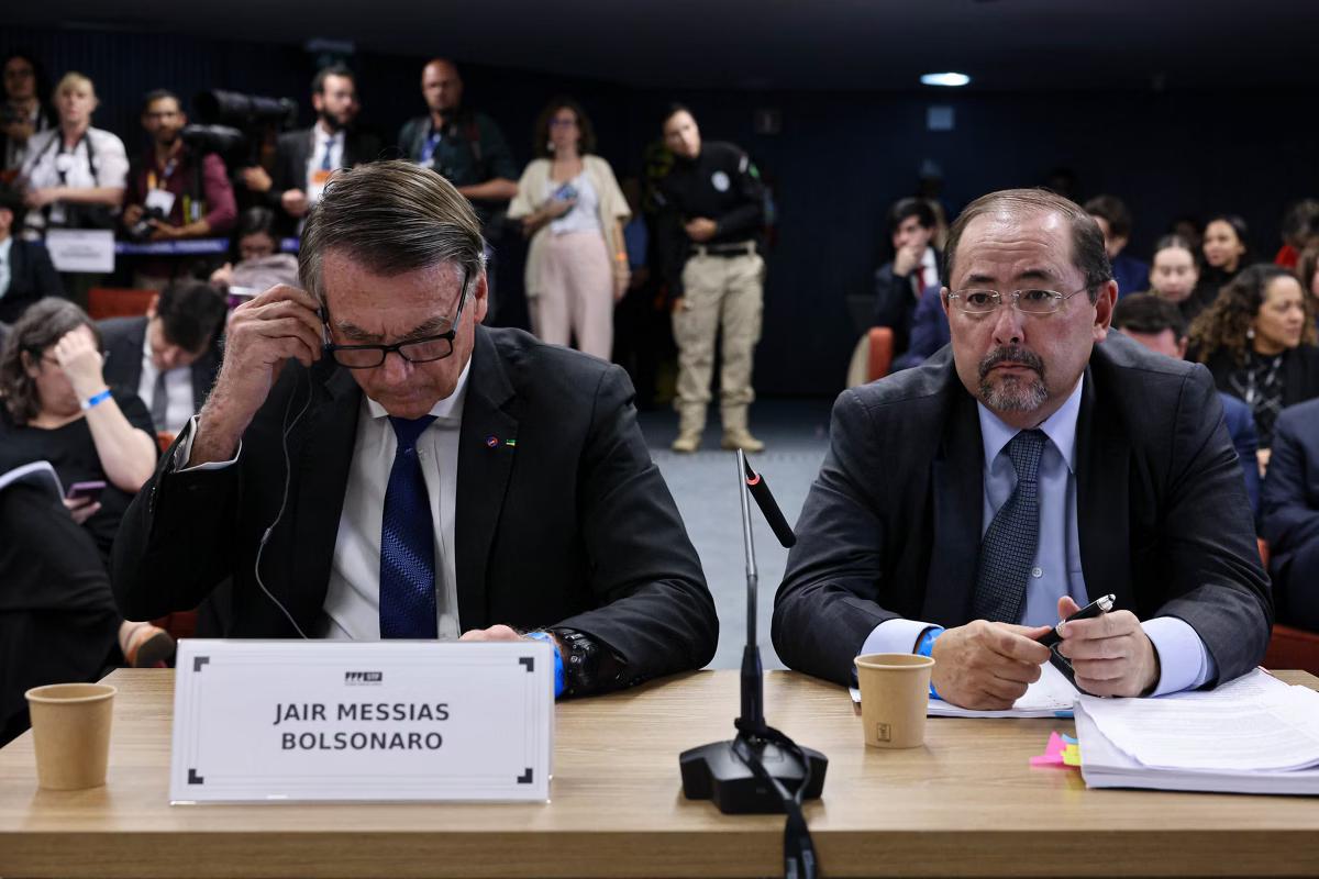 Celso Vilardi (dir), advogado de Jair Bolsonaro (esq), considera a delação do tenente-coronel contra Bolsonaro e aliados "incoerente" com as provas e contradiz outros depoimentos-chave, como o do general da reserva Walter Braga Netto (Foto/Ton Molina/STF)