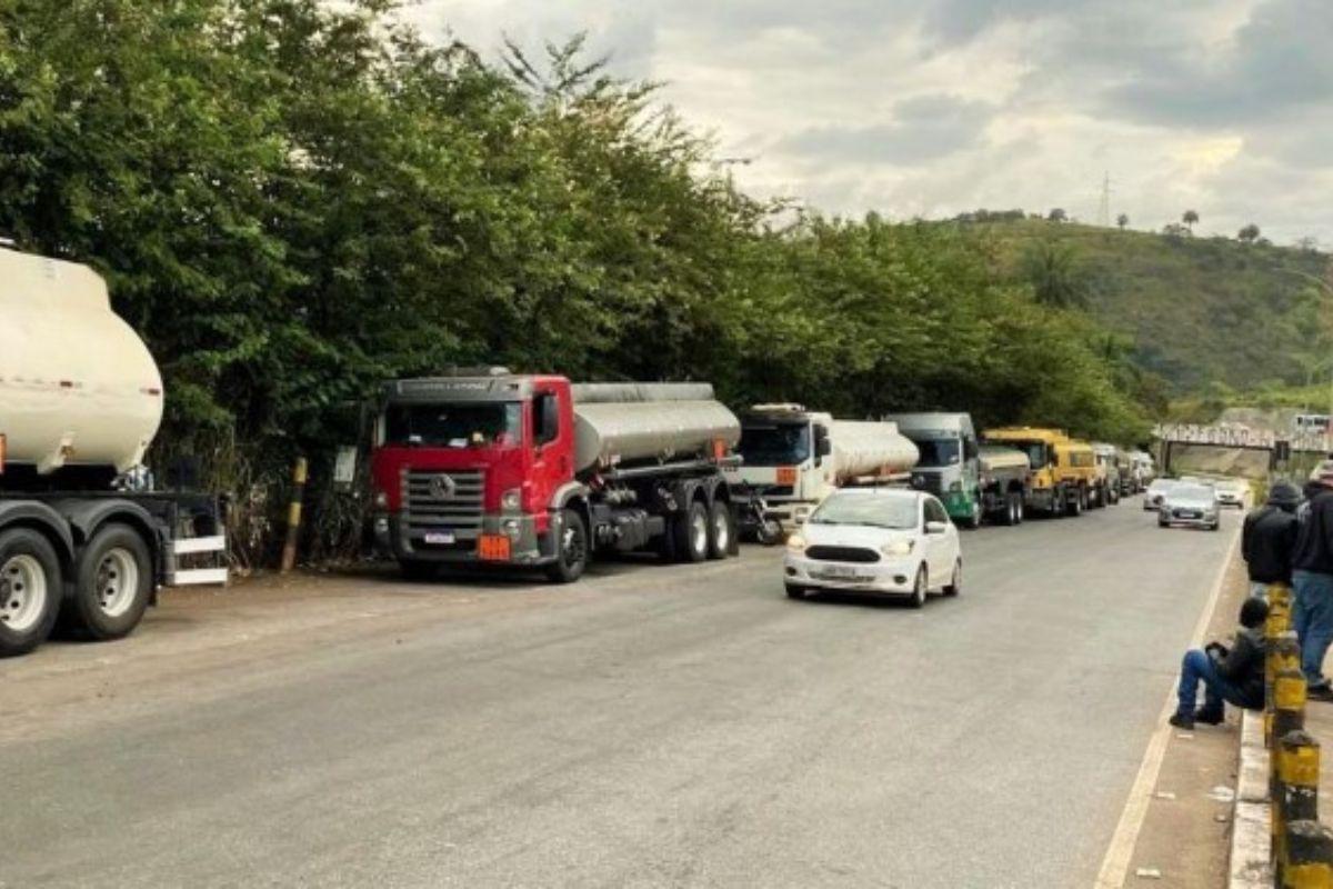 Mobilização de caminhoneiros na base da Vibra Energia, em Betim (Foto/Sinditanque-MG/Divulgação)